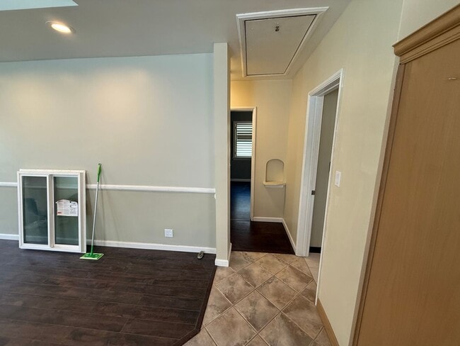 Building Photo - Charming 2-Bedroom Front House in Prime Lakewood Location