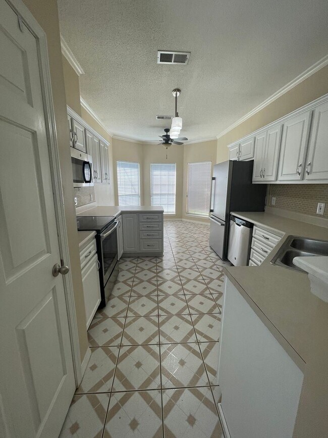 Building Photo - MOVE IN SPECIAL - 2 WEEKS FREE RENT - 3BR ...
