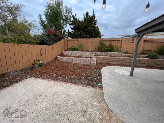 Building Photo - Homes Management - 3 bed, 2 bath home off Oak Hill