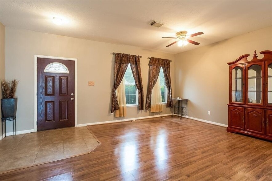 Building Photo - 21910 Willow Downs Dr