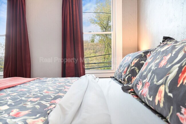 Building Photo - 320 Greenfield Ave