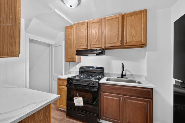 Building Photo - Large 4BR Row House with Basement
