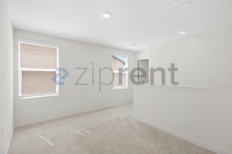 Building Photo - Unit