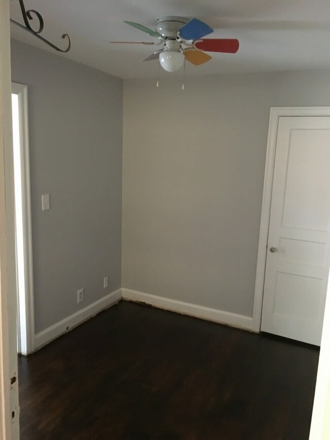 Building Photo - Newly renovated home
