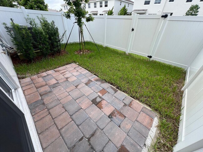 Building Photo - 136 SW 170th Ave
