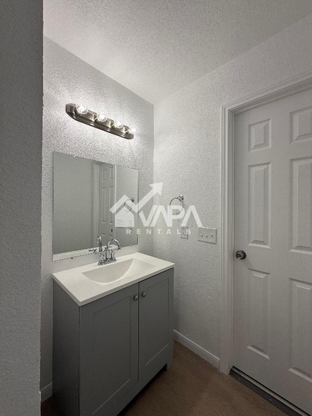 Building Photo - 8007 Lake Forest Dr