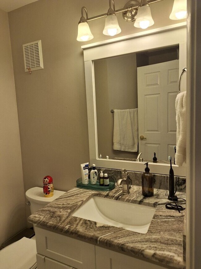 Building Photo - Walking distance to UT