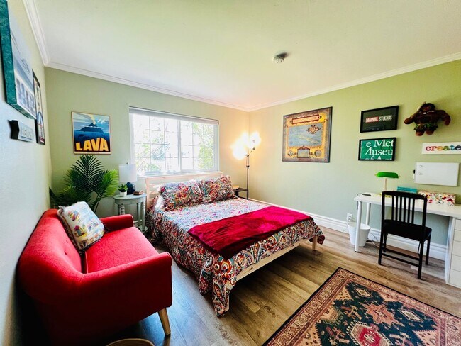 Building Photo - LAKE ACCESS!! Beautiful 4 bedroom 2 bath House, adorable front/back yard