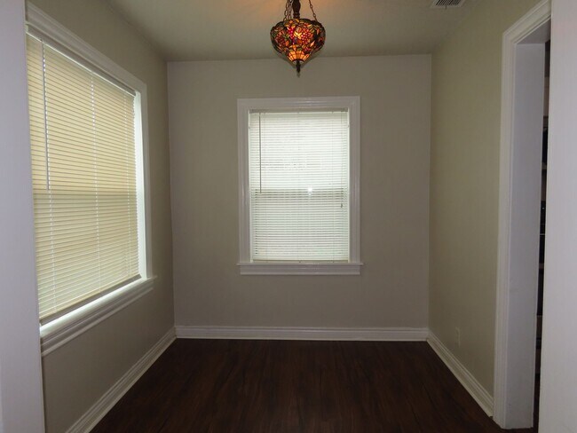 Building Photo - Charming 3 Bedroom, 2 Bath Home w/Den!