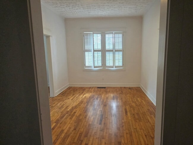 Building Photo - 1579 Vesta Ave