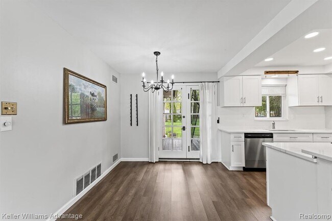 Building Photo - 2479 Ivanhoe Dr