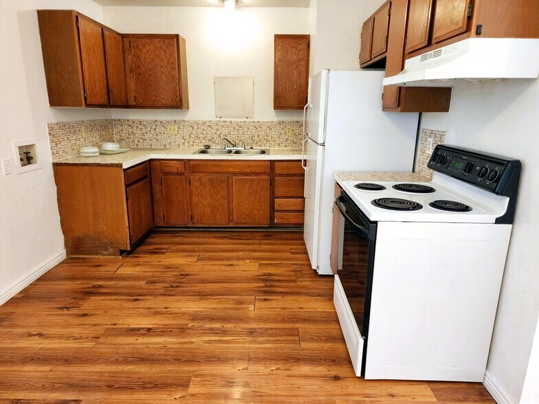 Building Photo - 3255 Mesa Ave