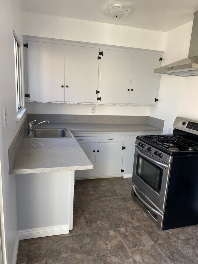 Kitchen - 4506 Ellenwood Dr