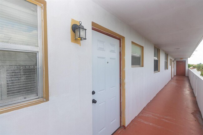 Building Photo - 441 NE 195th St
