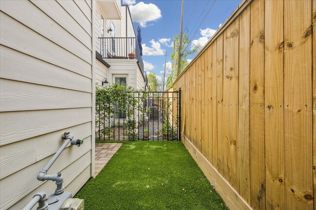 Building Photo - 1033 Ashland St