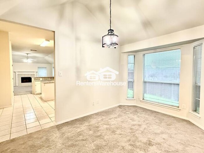 Building Photo - Ready for Move-In! Established neighborhoo...