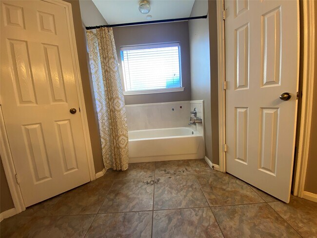 Building Photo - 1221 Shadowlake Dr