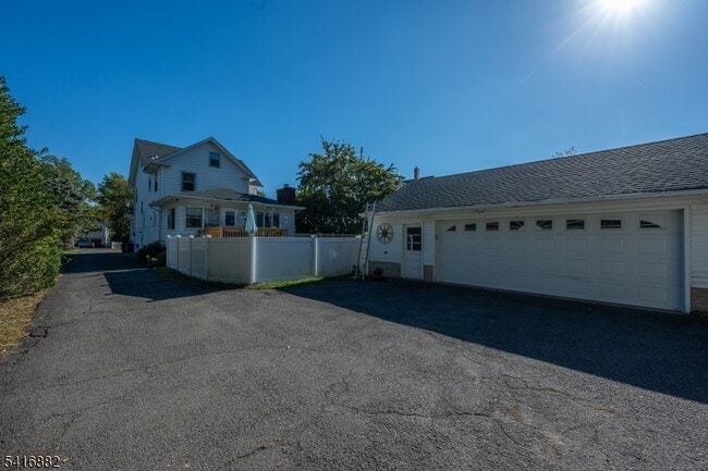 Building Photo - 176 Grove Ave