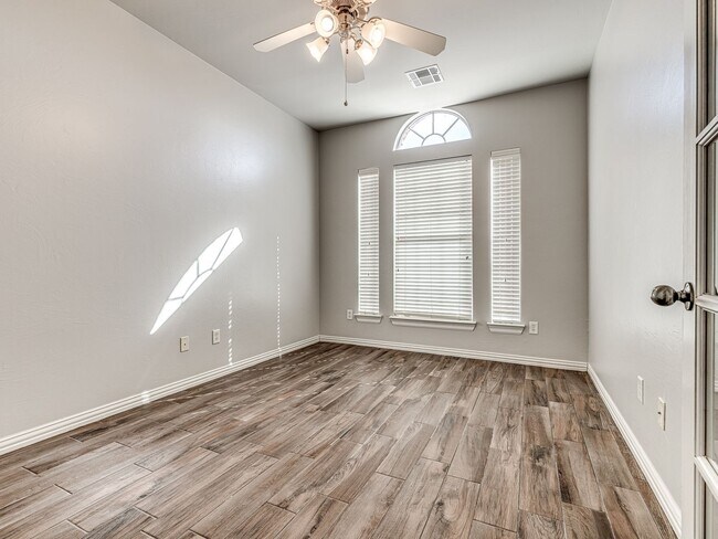 Building Photo - Well kept home in Edmond + 3 bedrooms + Office + Edmond Schools