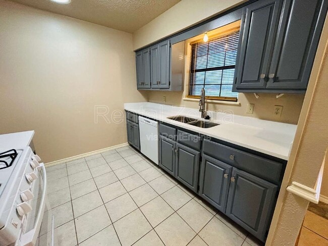 Building Photo - 828 Haverford Ln