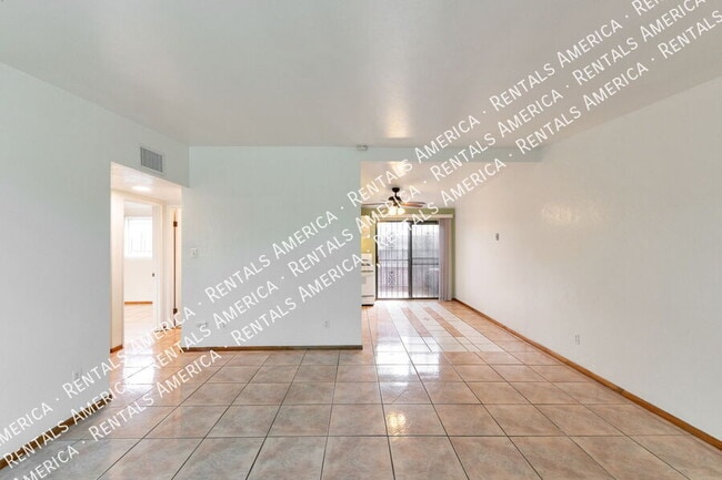 Building Photo - 803 E Holaway Dr