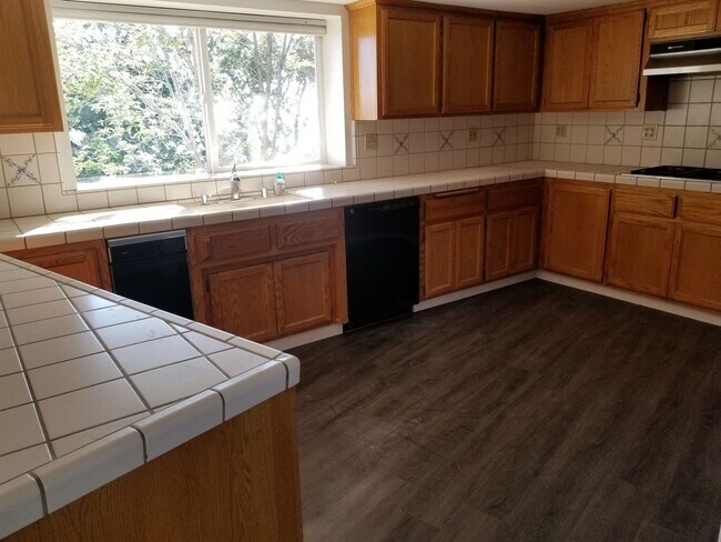 Building Photo - Coming Soon-Spacious & Modern 5-Bedroom Re...