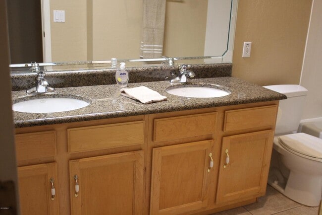 Building Photo - 875 W Aloe Pl