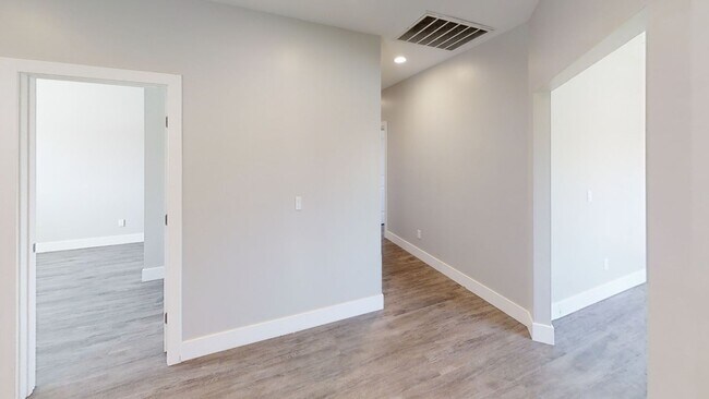 Building Photo - 7BD/5BA, LOTS of Parking!! (Lease out, pen...