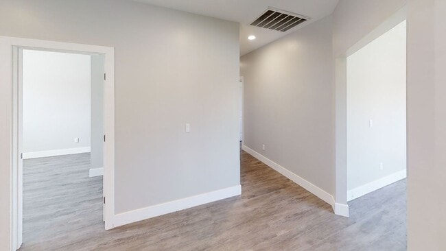 Building Photo - 7BD/5BA, LOTS of Parking!!