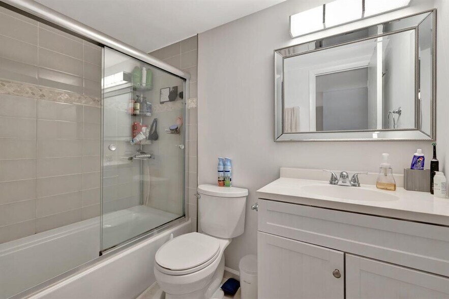 Building Photo - 640 Tennis Club Dr