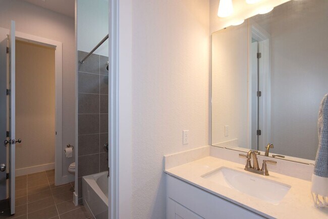 Building Photo - 404 Panzano Dr