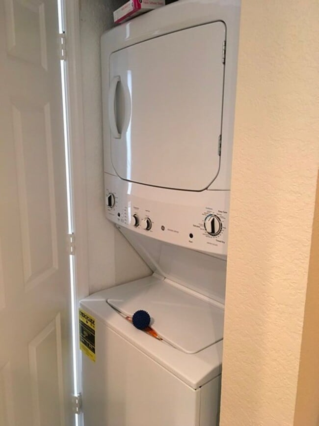 Building Photo - Great Amenities!