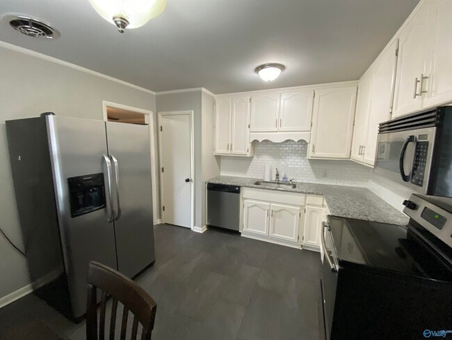 Building Photo - 817 Chambers Dr NE