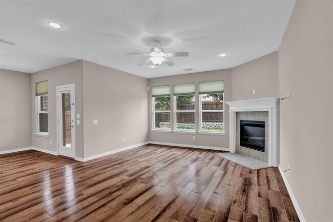 Building Photo - Located in McKinney's desirable Erwin Farms, this beautiful home exudes modern elegance and pract...