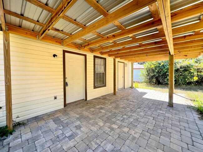 Building Photo - Super house on large private lot