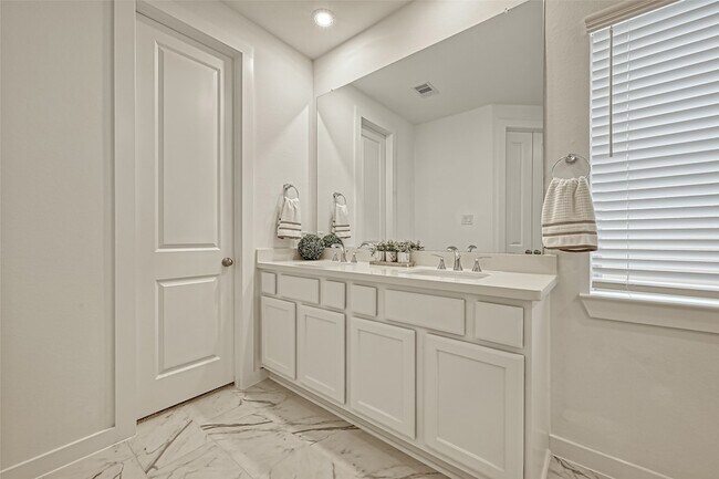 Building Photo - 323 Highland Bayou Dr