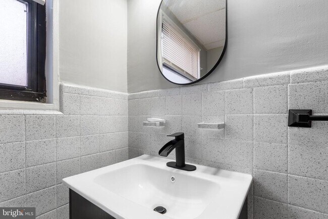 Building Photo - 131 Forest Ave