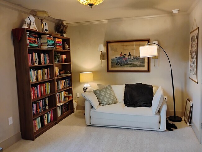 Building Photo - 353 Wash Holw Dr