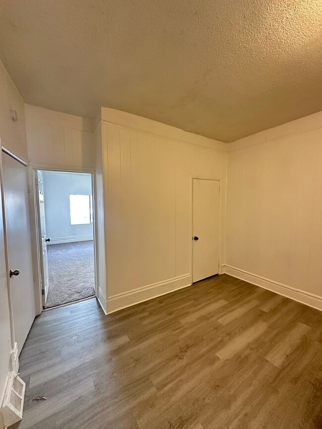 Building Photo - First Floor 1 Bed, 1 Bath Apartment in Sha...
