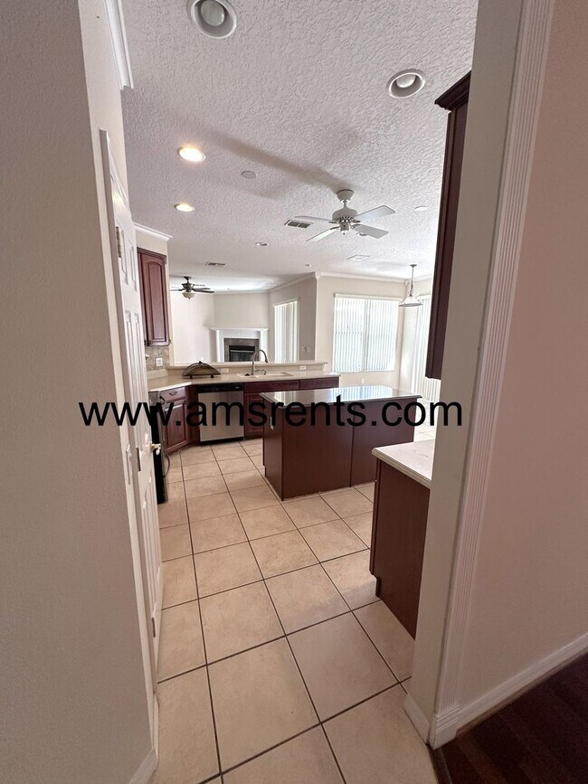 Building Photo - Spacious 5 bedroom home in Hunter Creek