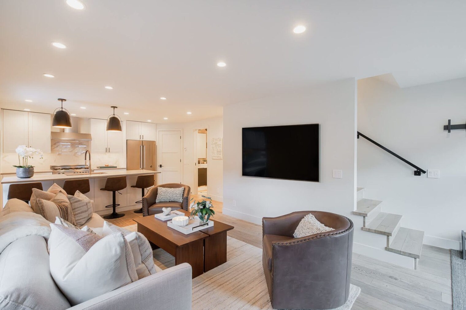 Building Photo - 800 E Hyman Ave