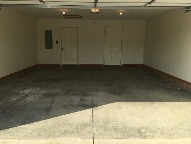 Building Photo - Laurel Creek Apts, 2225/2227 Shamrock Ln