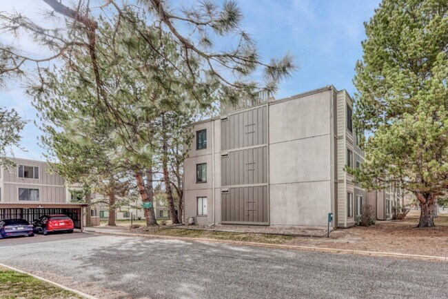 Building Photo - Charming 3-Bed Penthouse Condo in Denver with 2 full bathrooms! – Open Floor Plan *Move in specia...