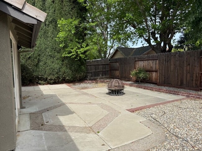 Building Photo - Single Story Home in a Great Location