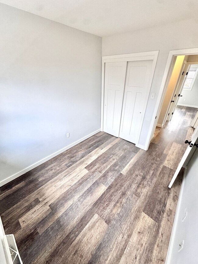 Building Photo - COMPLETELY REMODELED THREE BEDROOM Twin