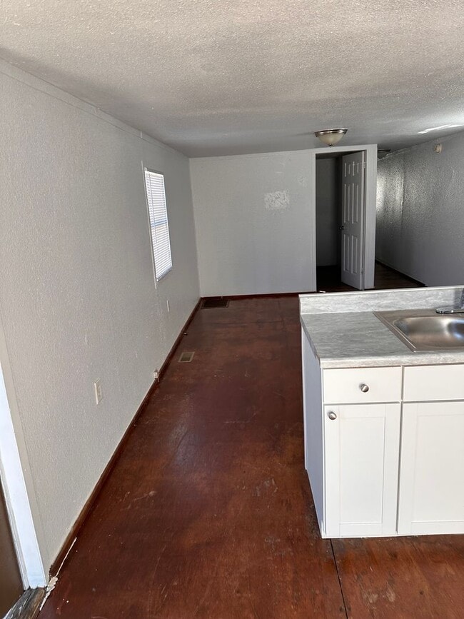 Building Photo - GREAT LOCATION! 2-Bedroom/ 1-Bath