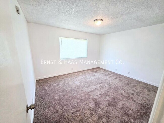 Building Photo - 240 E Burnett St