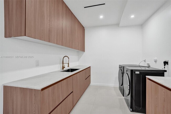 Building Photo - 1825 NE 26th Ave