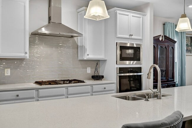 Building Photo - Luxurious 3 Bed 2.5 Bath Townhome In Beautiful Foster's Glen