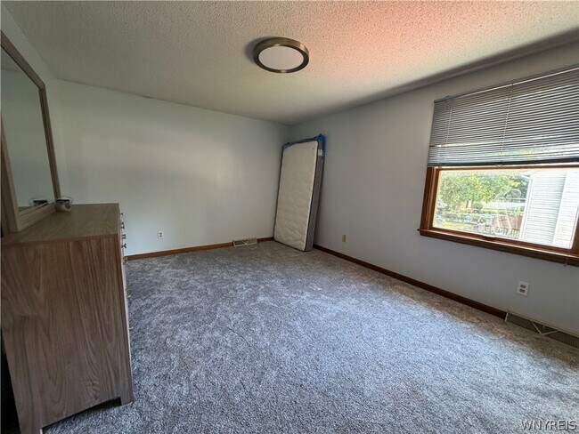 Building Photo - 783 N French Rd